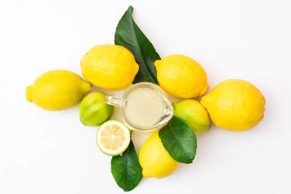 柠檬和柠檬水与柠檬叶隔离在白色背景 — 图库照片