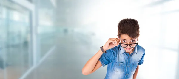 Chlapec Nebo Student Brýlemi Vzhlíží Pozadí Vysoké Školy — Stock fotografie