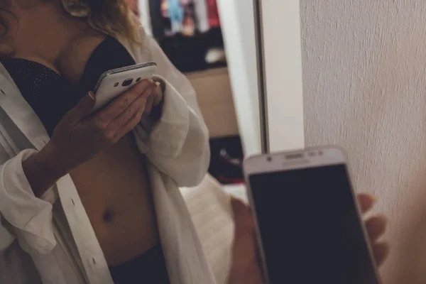 Fille Sexy Avec Lingerie Téléphone Portable Smartphone Dans Chambre — Photo