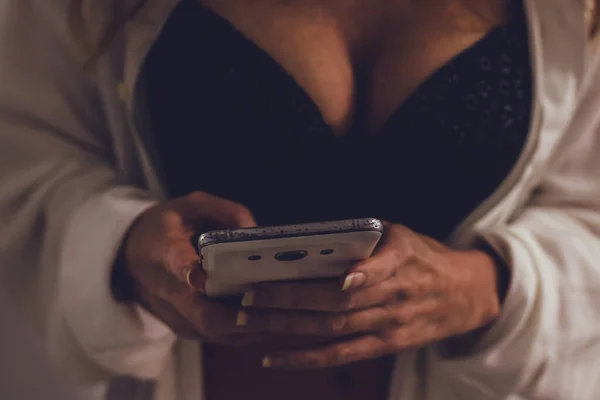 Menina Sexy Com Lingerie Telefone Celular Smartphone Quarto — Fotografia de Stock