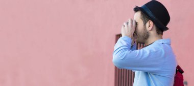 Profildeki adamın portresi arıyor ya da fotoğraf çekiyor.