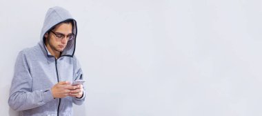 Cep telefonu olan ve mesaj veya reklam için alanı olan bir genç.