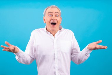 Beyaz gömlekli yaşlı adam renk arkaplanından izole edilmiş