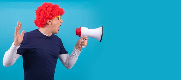 Mann Mit Lustiger Perücke Auf Farbigem Hintergrund — Stockfoto