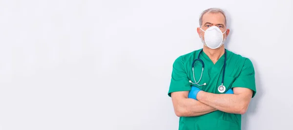 Arbetstagare Eller Läkare Med Mask Och Handskar Isolerade Vitt Läkare — Stockfoto