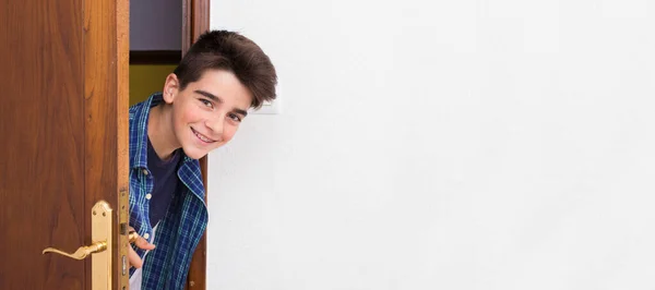 Jovem Casa Olhando Para Porta Aberta Sorrindo — Fotografia de Stock