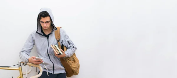 Estudiante Con Teléfono Móvil Bicicleta Con Libros Mochila Sobre Fondo — Foto de Stock