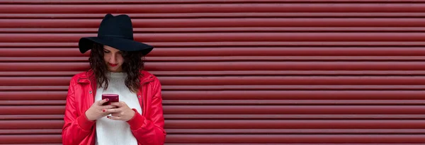 Девушка Женщина Мобильным Телефоном Шляпой Открытом Воздухе Красный Блайнд — стоковое фото