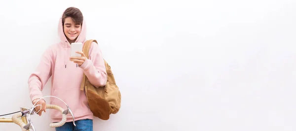 Adolescente Estudante Menino Com Telefone Celular Mochila Bicicleta Isolado Parede — Fotografia de Stock