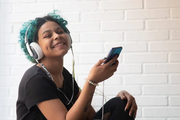 Menina Com Telefone Celular Fones Ouvido — Fotografia de Stock