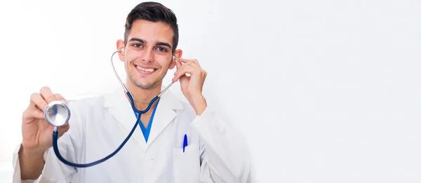 Porträt Eines Lächelnden Jungen Arztes Mit Stethoskop Und Platz Für — Stockfoto