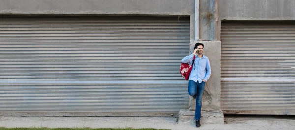 Man Gatan Utomhus Talar Mobiltelefon — Stockfoto