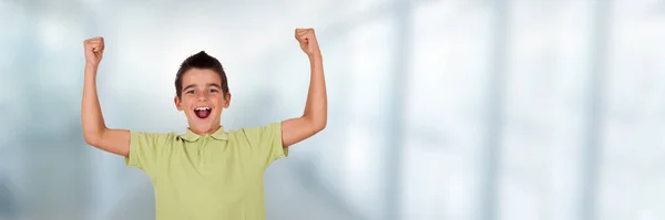 Мальчик Студент Колледже Поднятыми Руками Празднует Успех — стоковое фото