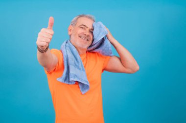 Yetişkin ya da kıdemli erkeğin terlemesi spor yaparken arka planda yalnız kalması