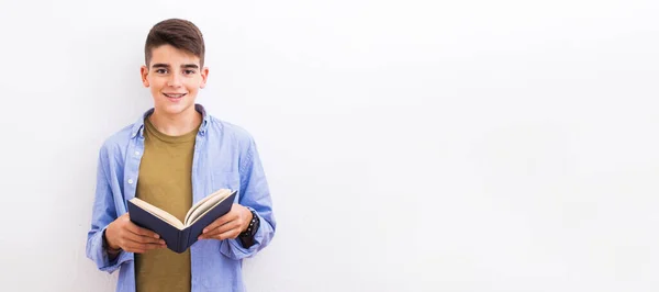 Jeune Adolescent Étudiant Avec Livre Isolé Sur Fond Blanc — Photo