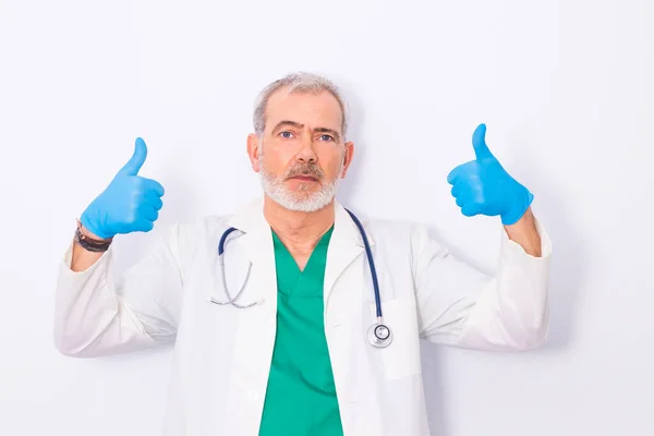 Retrato Médico Com Estetoscópio Isolado Branco — Fotografia de Stock