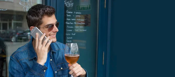 Jovem Com Telefone Celular Bar Bebendo Cerveja — Fotografia de Stock