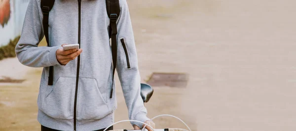 Fiatal Tinédzser Utcán Mobiltelefon Kerékpár — Stock Fotó