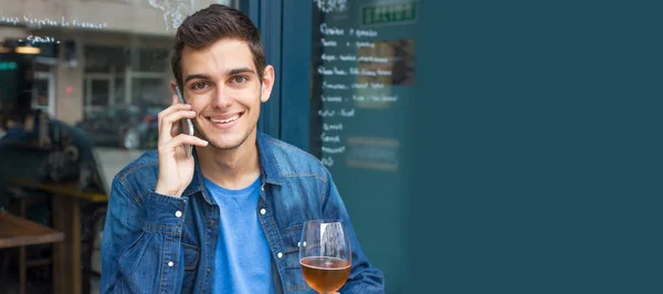Jovem Com Telefone Celular Bar Bebendo Cerveja — Fotografia de Stock