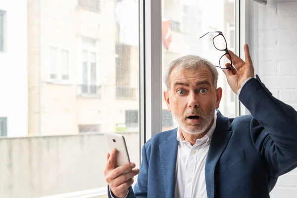 Retrato Hombre Adulto Con Teléfono Móvil Expresión Asombro Sorpresa — Foto de Stock