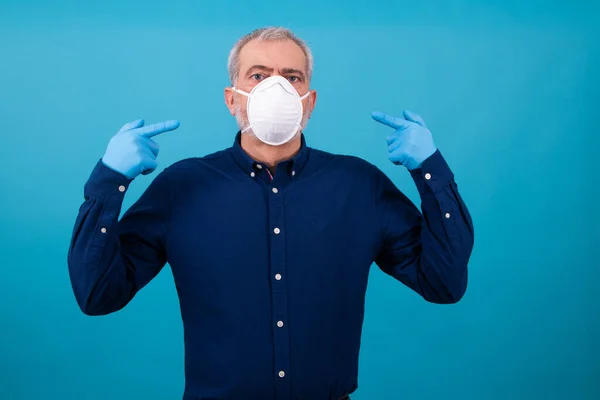 Homem Adulto Com Máscara Luvas Isoladas Fundo Cor — Fotografia de Stock