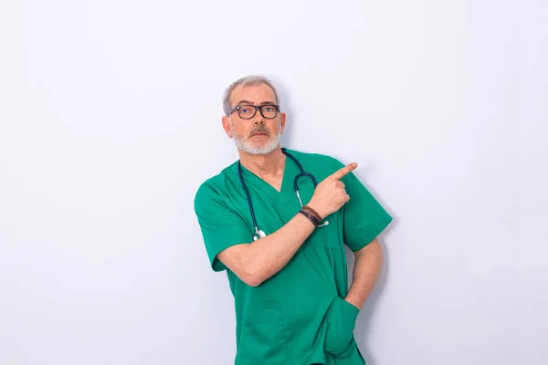 Médico Com Roupas Trabalho Estetoscópio Isolado Apontando Espaço — Fotografia de Stock