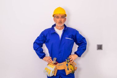 Alet ve miğferi olan inşaat işçisi ya da profesyonel bir adam