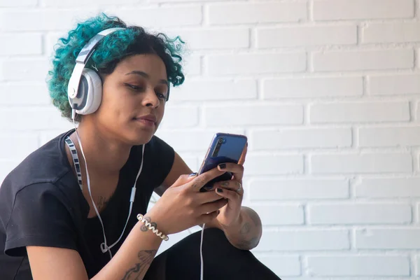 Retrato Jovem Com Telefone Celular Fones Ouvido Ouvindo Música — Fotografia de Stock