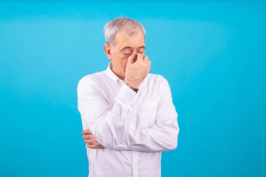 Bitkinlik ve yorgunluk ifadesi olan yalnız bir yetişkin adam.