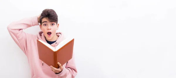 Mannelijke Tiener Student Met Boek Uitdrukking Van Verrassing Geïsoleerd Witte — Stockfoto