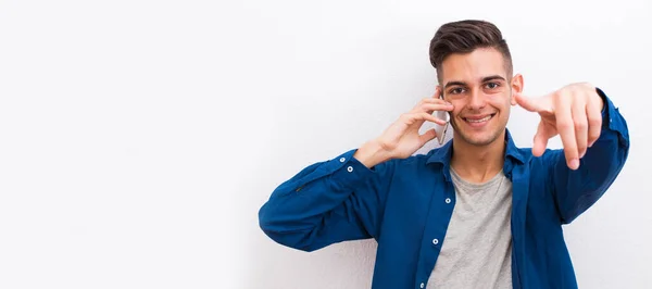 Portret Van Een Jonge Man Tiener Lachend Wijzend Met Mobiele — Stockfoto