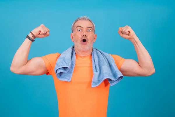 Hombre Adulto Con Sudor Deportivo Músculos Aislados Sobre Fondo Color — Foto de Stock
