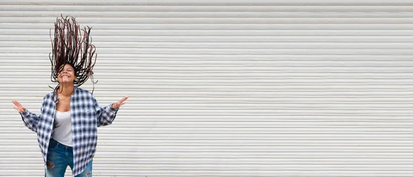 Junges Mädchen Tanzt Haare Freien Glücklich Auf Der Straße — Stockfoto