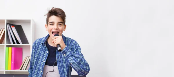 Νεαρός Έφηβος Αγόρι Μικρόφωνο Τραγουδά Στο Σπίτι — Φωτογραφία Αρχείου