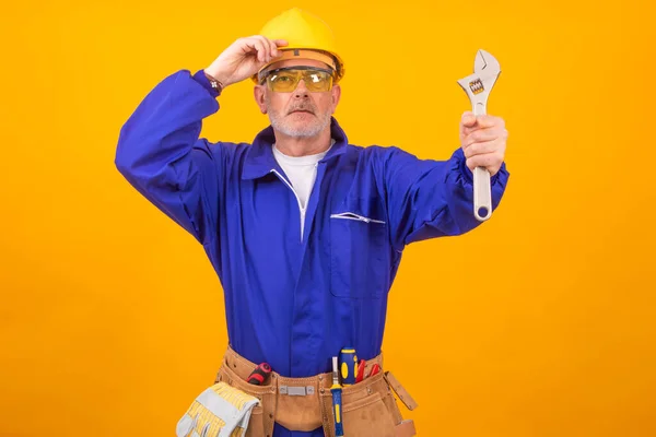 Bauarbeiter Oder Profi Isoliert Auf Farbigem Hintergrund Mit Werkzeugen — Stockfoto
