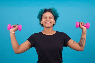 kız ya da kadın halterlerle spor yapıyor.