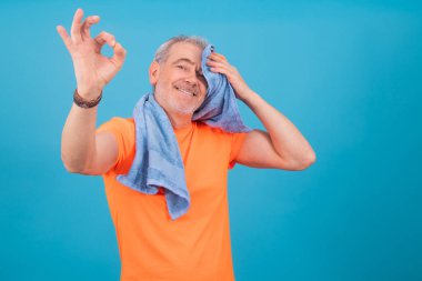 Yetişkin ya da kıdemli erkeğin terlemesi spor yaparken arka planda yalnız kalması