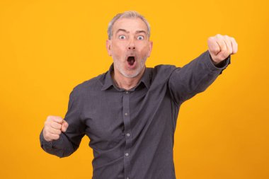 Başarı ifadesi olan izole edilmiş yetişkin ya da yaşlı bir adam