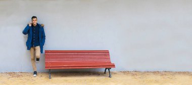 Sokakta cep telefonu olan genç bir adam ya da genç.