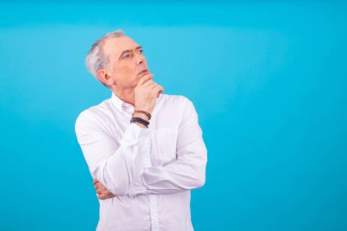 Renk arkaplanında izole edilmiş yetişkin veya yaşlı adam