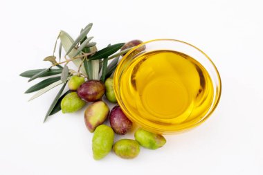 Zeytinli ve zeytinli ekstra saf zeytinyağı.