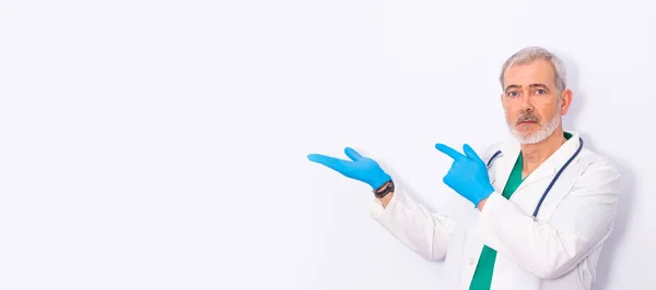 Portrait Médecin Avec Stéthoscope Isolé Sur Blanc — Photo