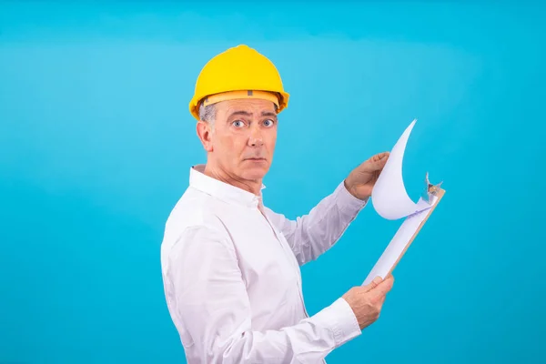 Hombre Aislado Sobre Fondo Color Con Casco Construcción —  Fotos de Stock