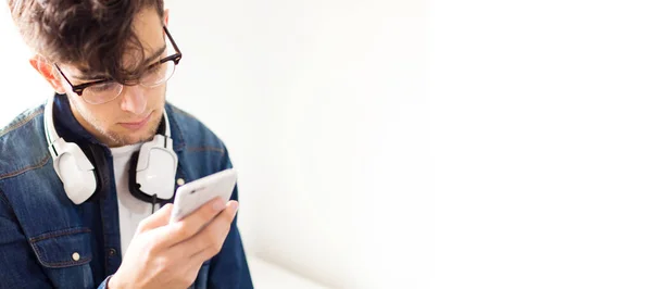 Portret Van Jonge Tiener Met Mobiele Telefoon Koptelefoon — Stockfoto