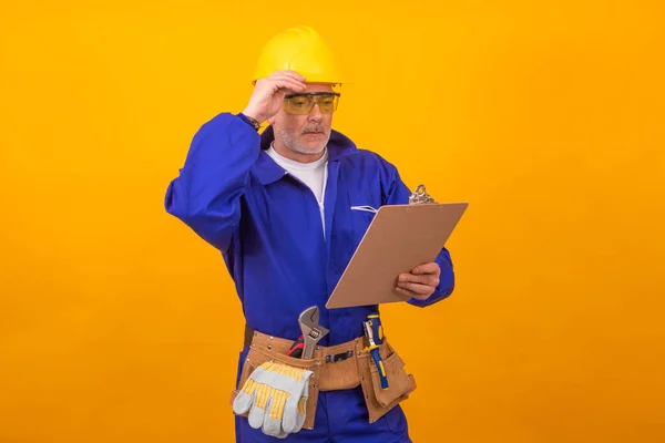 Bauarbeiter Oder Profi Isoliert Auf Farbigem Hintergrund Mit Werkzeugen — Stockfoto