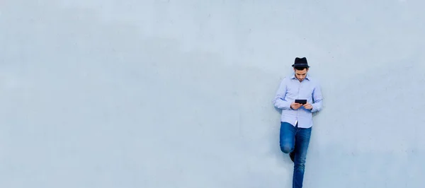 Homem Com Telefone Móvel Parede Livre Com Espaço Para Texto — Fotografia de Stock