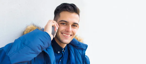 Portrét Mladého Usmívajícího Teenagera Mluvícího Mobilním Telefonu — Stock fotografie