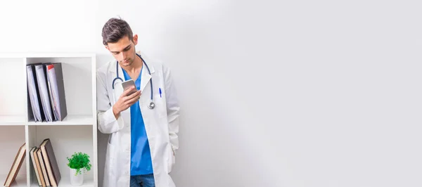 Läkare Som Arbetar Med Mobiltelefon Och Stetoskop — Stockfoto