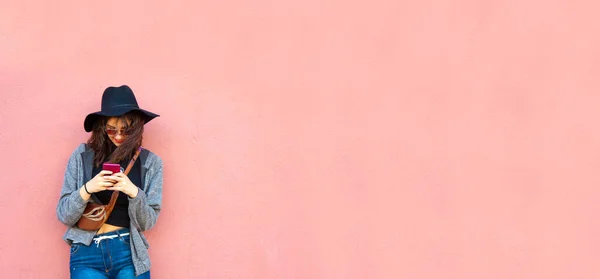 Menina Com Telefone Celular Espaço Para Texto Anúncios — Fotografia de Stock