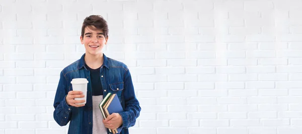 Studente Adolescente Con Libri Tazza Caffè Bevande Sfondo Bianco Parete — Foto Stock